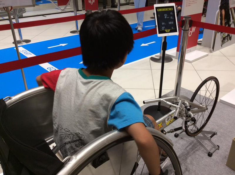 名古屋ミッドランドスクエア内のトヨタ自動車のショールームで家族とバスケ、車椅子マラソン、テニスを体験。