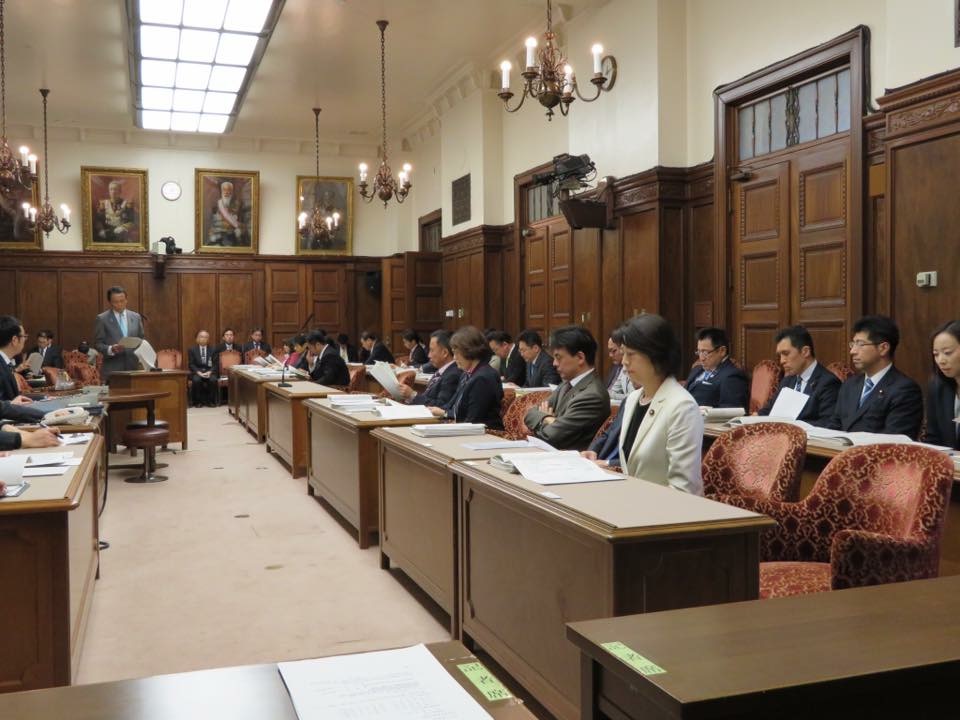 本会議で決算の質疑に立った河野義博議員、党愛知県副代表の新妻ひでき議員（2列目。私の右）の先輩議員等とともに出席いたしました。