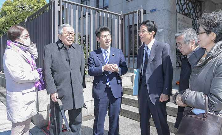 松沢副理事長（左から2人目）らと懇談する里見氏（右隣）＝22日　国会内