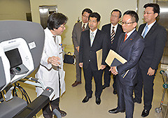 愛知県がんセンター中央病院で話を聞く伊藤氏（前列右）と里見りゅうじ