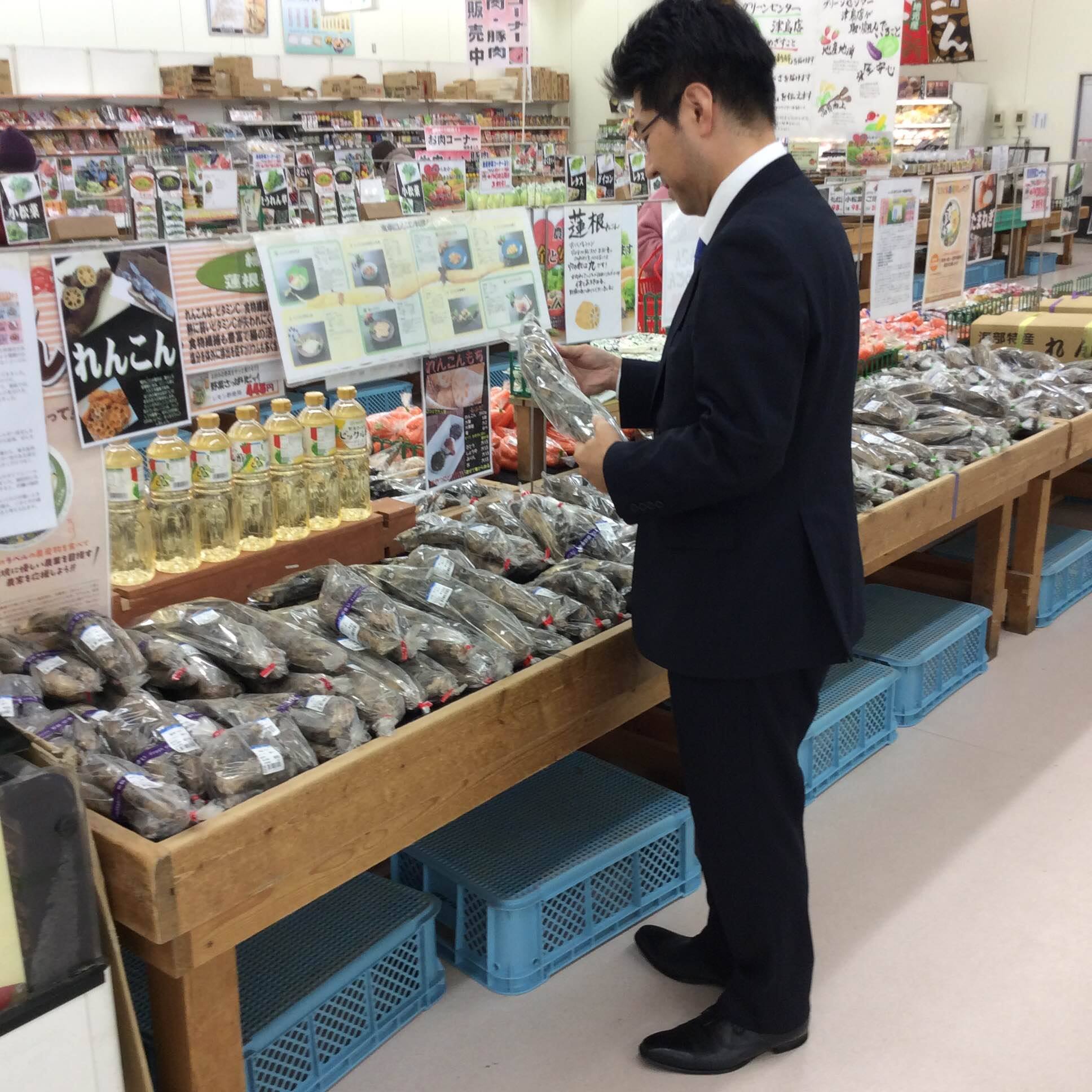 新鮮で安全な産直品がずらり。津島市特産品のレンコンも。 高校時代、蓮保存会のみなで夏は花をめで冬はレンコンを食べたことを思い出しました。