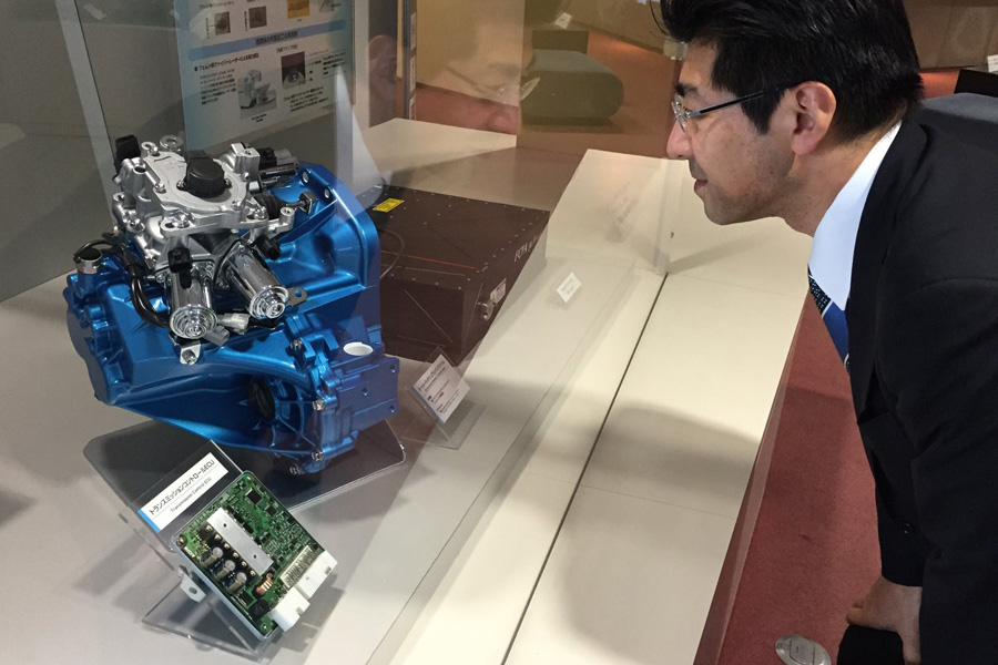 刈谷市産業振興センターで展示されていたエンジンを見学
