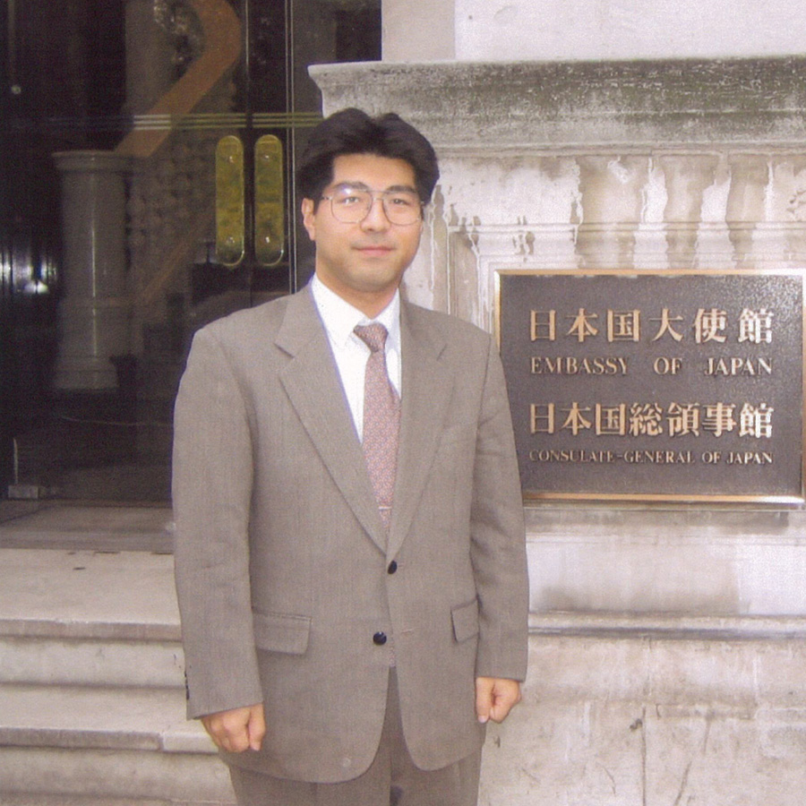 赴任していたイギリスの日本大使館前で