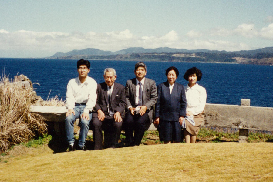 学生時代に旅行で行った徳之島で両親と祖父母とともに