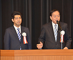 里見氏（左）の後援会の会合であいさつする太田議長＝21日　愛知・みよし市