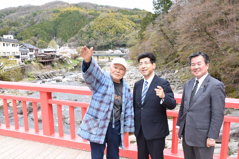 小島県議とともに訪れ、観光カリスマの小澤庄一氏より、先進的な観光振興について伺うことができました