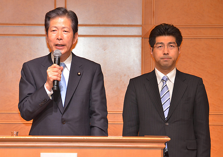 党愛知県本部の政経セミナーであいさつする山口代表（左）と里見氏