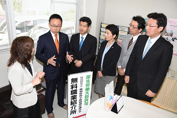 「母子家庭等就業支援センター」で話を聞く里見氏（左から3人目）ら＝2日　名古屋市