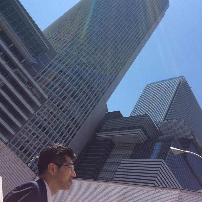 名駅東口を出て、空を見上げると数多くの超高層ビルに圧倒されます