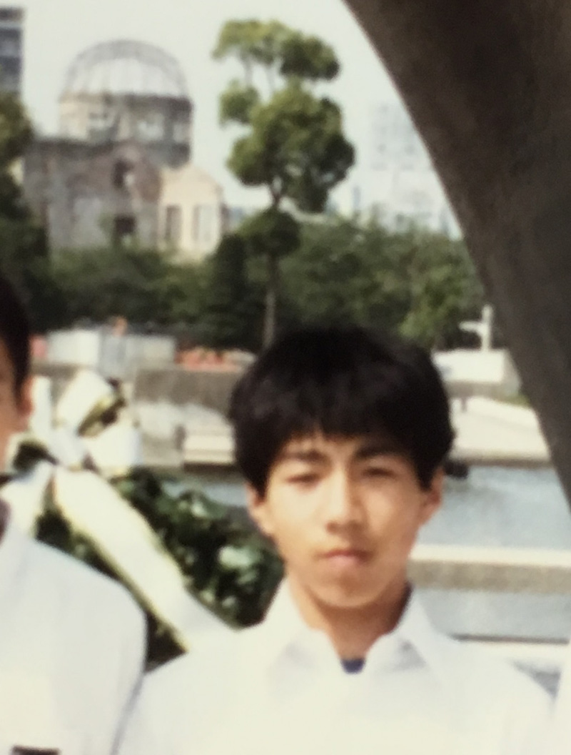 写真は、中学時代に修学旅行で訪れた広島平和記念公園での一枚です