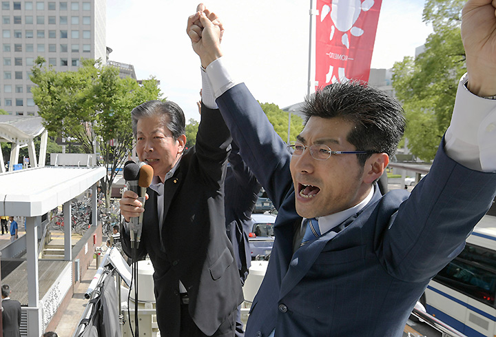 愛知選挙区での里見氏（右）勝利へ支援を呼び掛ける山口代表＝5日　名古屋市