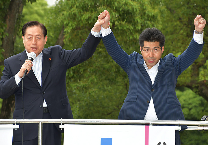 里見氏（右）勝利への絶大な支援を訴える太田議長＝12日　名古屋市