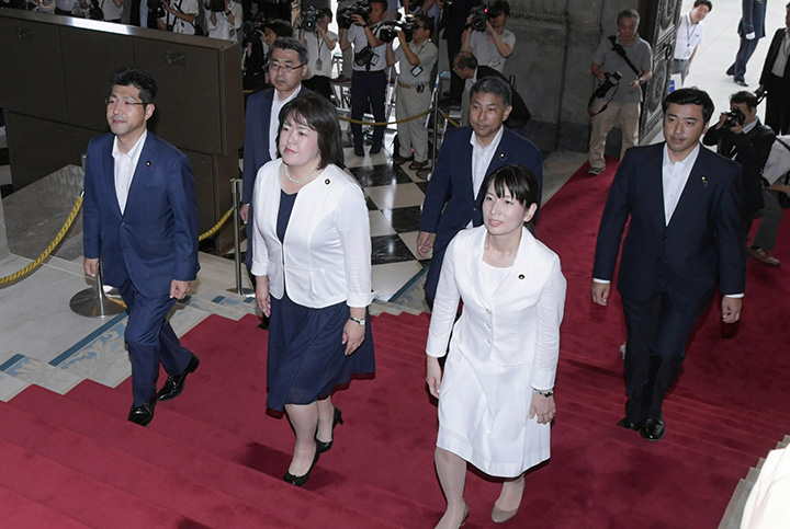 初登院する（前列右から）高瀬、伊藤、里見、三浦、熊野、宮崎の各氏＝1日　国会中央階段