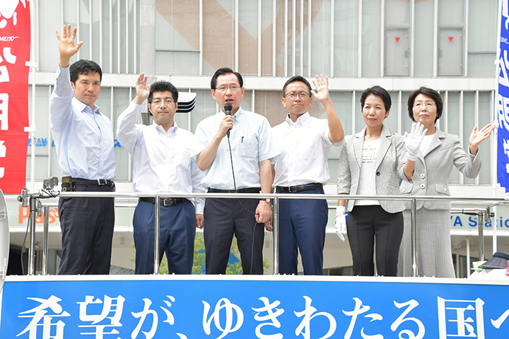 終戦記念日を前に不戦を誓う（左から）新妻、里見、浜田、伊藤の各氏ら＝13日　名古屋市