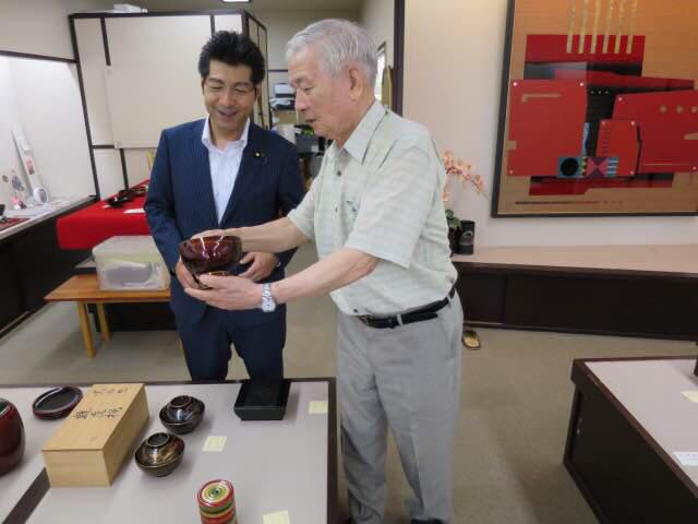 漆器の分野で県知事から伝統工芸技術伝承・向上で表彰も受けられている浅井源一郎さん、啓介さん父子を訪ねました。先代からの技術の伝承が光ります！