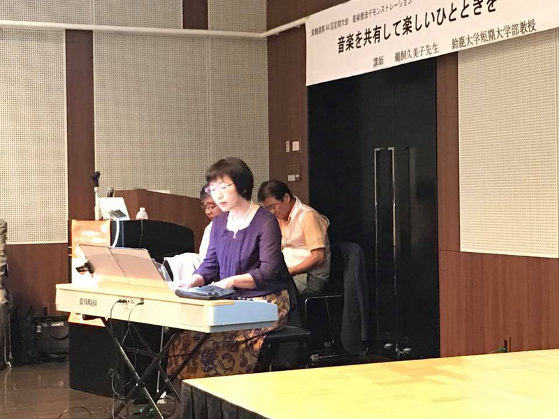 愛知県難病団体連合会の定期大会で、鵜飼久美子教授から音楽療法を学ぶ。