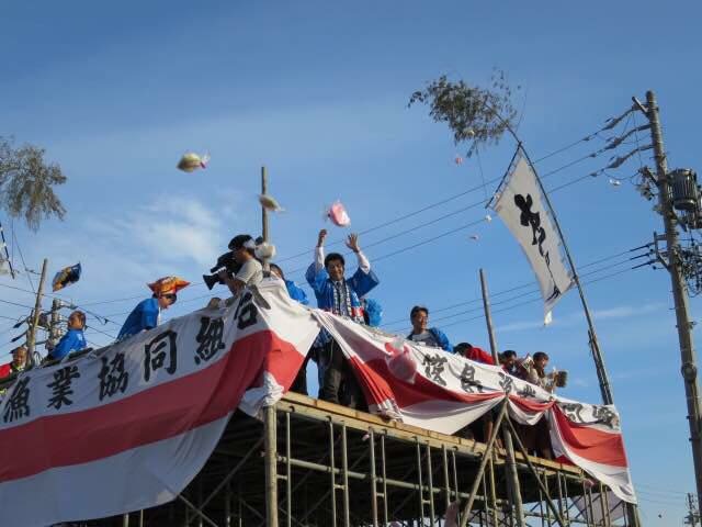 奉納して篠島に帰還した船が伊勢神宮から頂いてきたお餅を、大舞台から撒かせていただきました。