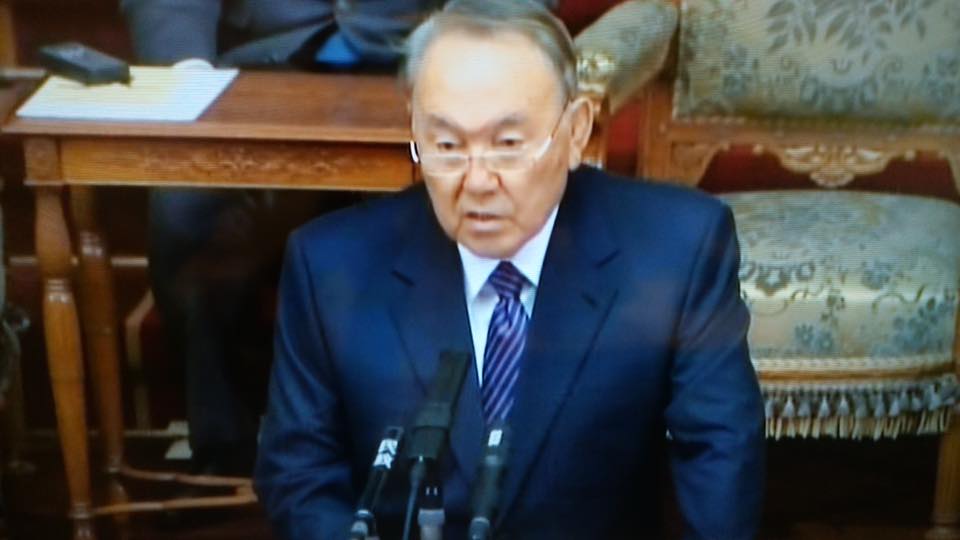 カザフスタンのナザル・バエフ大統領が参議院本会議場で衆参の議員を前に演説