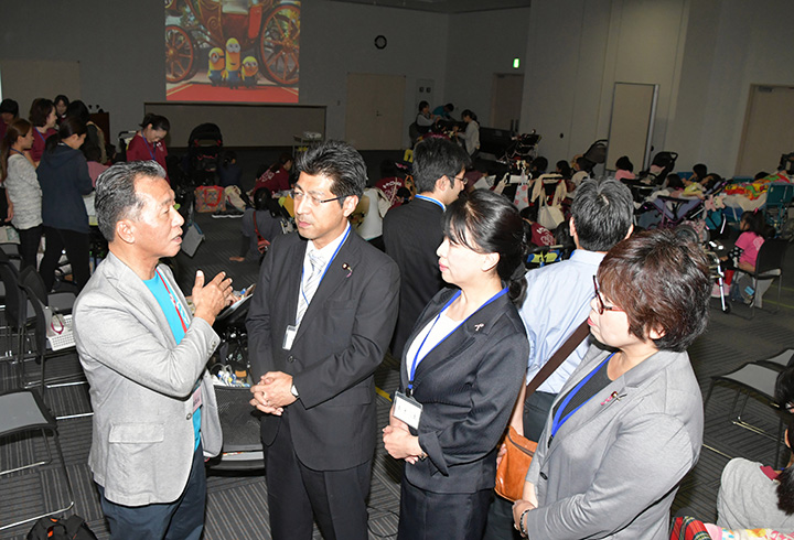 アニメ映画の上映会場で、野田会長（左端）から話を聞く里見氏（右隣）ら