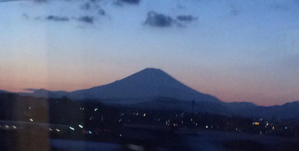 神奈川県内走行中、スピードが速すぎて、手前の景色はよく見えなくても、辺りが暗くなるほどに、遠くの富士はハッキリ見えます。