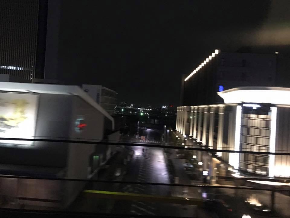 車窓から見える、名古屋駅南西のささじまライブ一帯は、夜でも灯が増えてきました