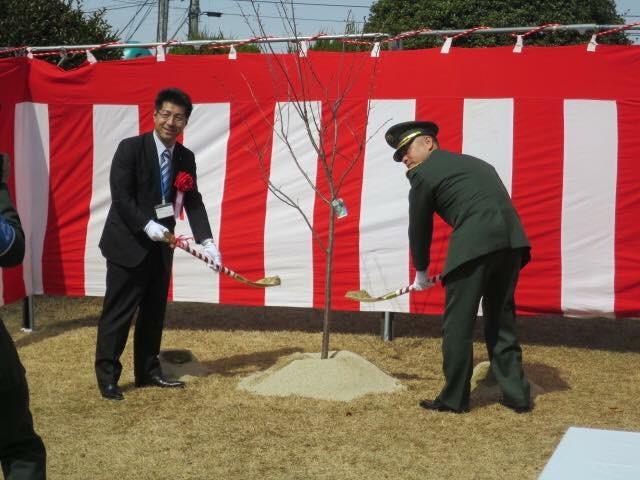 河合寿士・春日井駐屯地司令と並んで記念植樹。