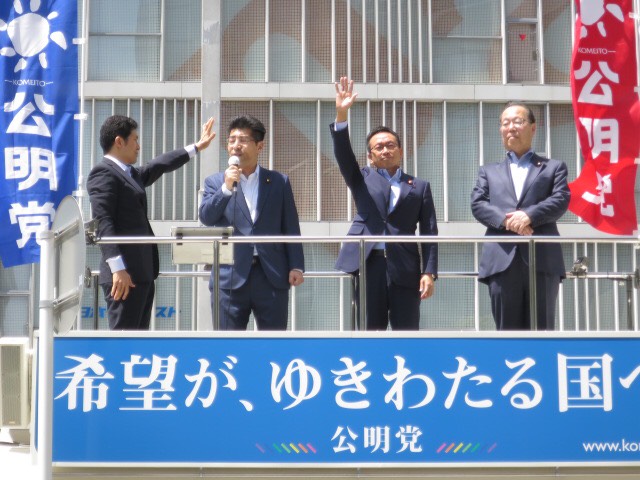 名古屋駅前で党愛知県本部として国会議員が街頭演説。 魚住裕一郎中部方面本部長、伊藤渉愛知県本部代表、新妻秀規副代表そして私が参加いたしました。