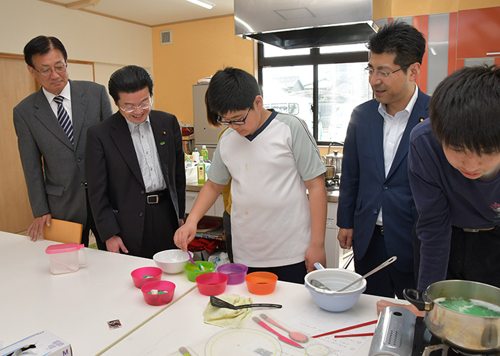 障がいのある子どもたちが料理に取り組む様子を視察する里見氏（右から2人目）と（左から）大竹、伊藤の両市議