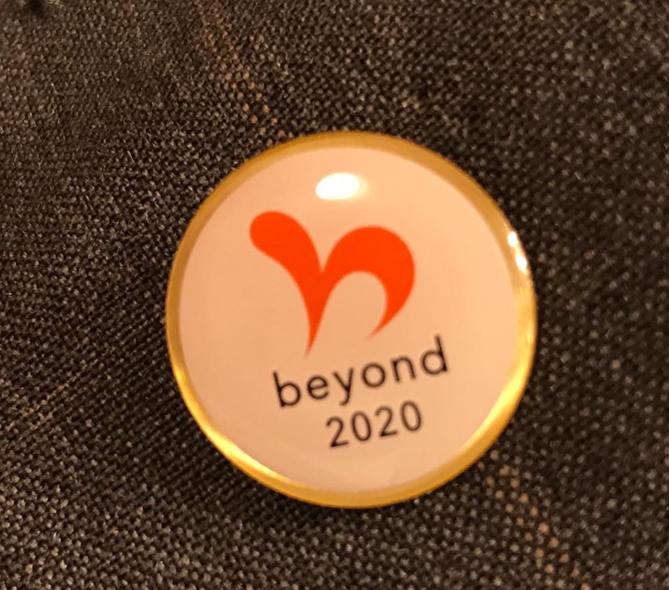 胸に付けていたのは「beyond（ビヨンド）2020」のロゴマーク