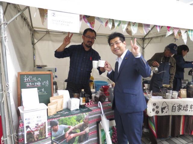名古屋テレビ塔の下で開催された「世界フェアトレード・デー・なごや2017」「フェアトレード コーヒー・サミット&アール・ブリュット」の催しに。