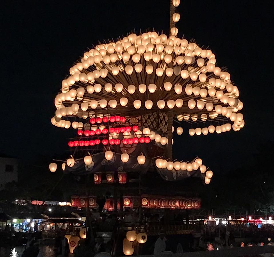 尾張津島天王祭宵祭で、五艘の「まきわら船」が提灯を掲げて