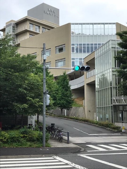 東京都北区の東京北医療センター前を通る