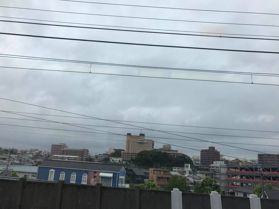 静岡、浜松と西へ進むに連れ、雲が黒くなってきます