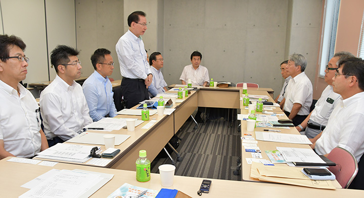 愛知県ペストコントロール協会（右側）との懇談会であいさつする浜田氏（左から4人目）ら