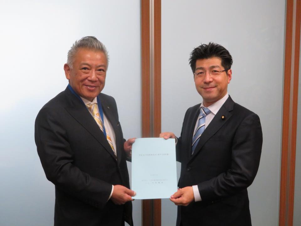 小栗一朗会長はじめ愛知県自動車販売協会の皆様が、税制改正に関する要望に。