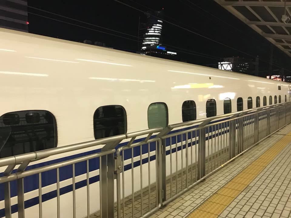 東京方面の新幹線のホームに停車を続けているのは、前日重大事態とされ名古屋駅で運休となった、のぞみ34号。