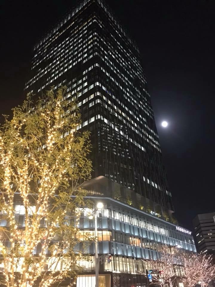 大名古屋ビルヂング前で月を眺める。 今晩は、3年ぶりの皆既月食！