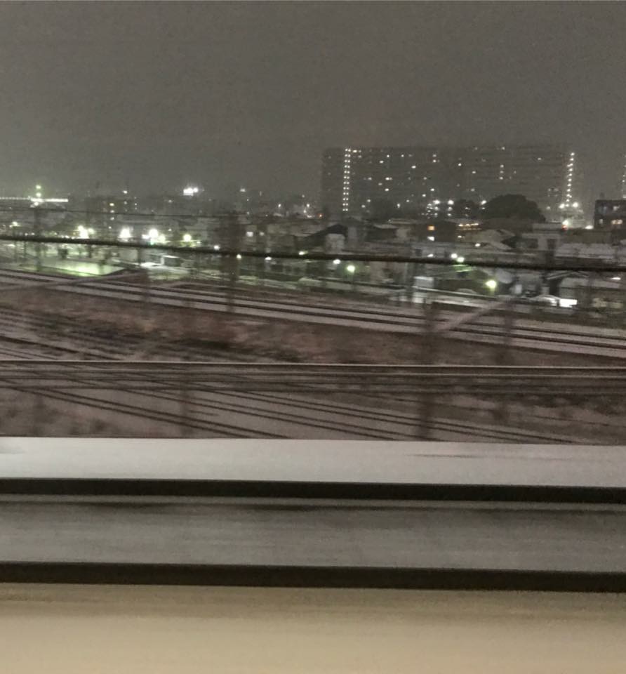 名古屋駅付近も雪が積もり、新幹線は2時間弱の遅れで到着