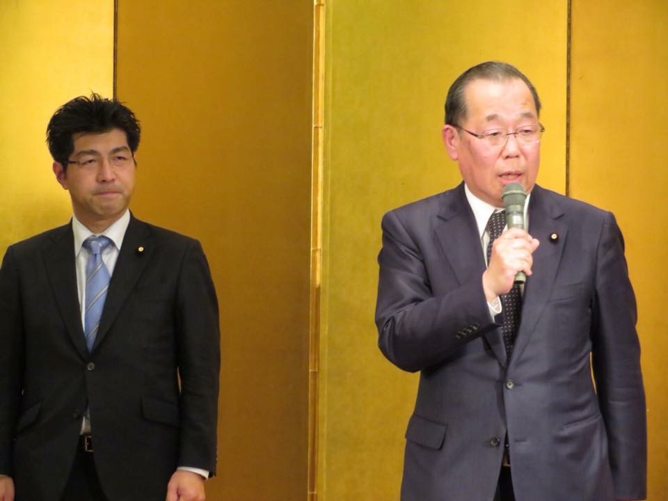 党幹部を代表して魚住裕一郎参議院会長に激励いただき、一致団結して出発できました。