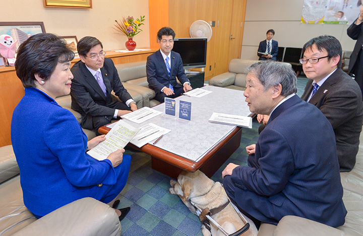 田中理事（手前右側）から要望を受ける高木副大臣（左隣）＝8日　厚労省
