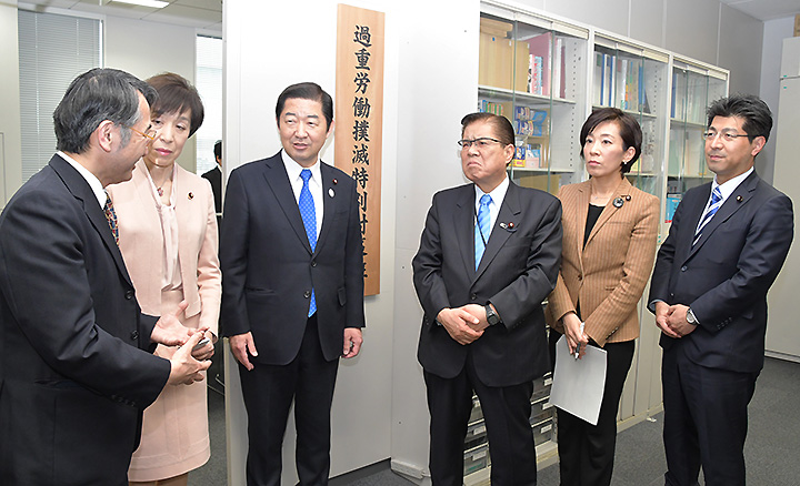関係者から「かとく」の取り組みを聞く佐藤本部長（左から3人目）ら＝19日　東京・千代田区