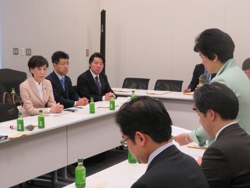 厚生労働部会で、高木美智代副大臣は、深夜、総理から働き方改革法案について裁量労働の改正部分を削除する方向が示されたことを報告