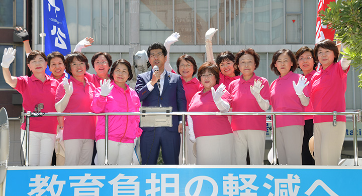 女性議員と共に、党の実績をアピールする里見氏（中央）＝16日　名古屋市