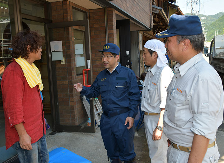 床上浸水の被害を受けた住民に話を聞く里見氏（右から3人目）ら＝15日　岐阜・関市