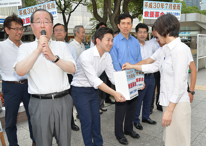 募金への協力を呼び掛ける（前列左から）魚住、安江、新妻、里見の各氏ら＝16日　名古屋市