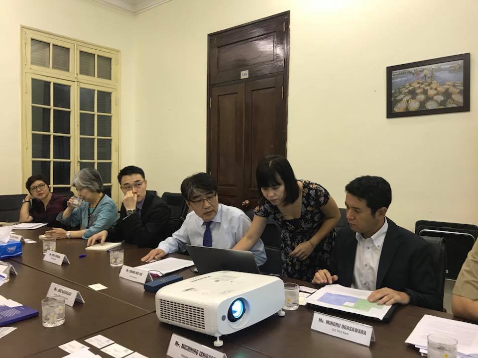 在ベトナム日本大使公邸でロック・ベトナム商工会議所会頭（国会議員）と会見