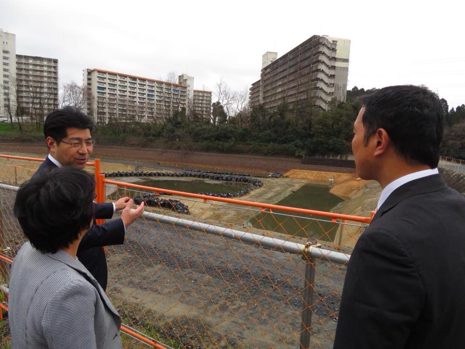 豊田市内の農業用ため池を大石ちさと市議と視察