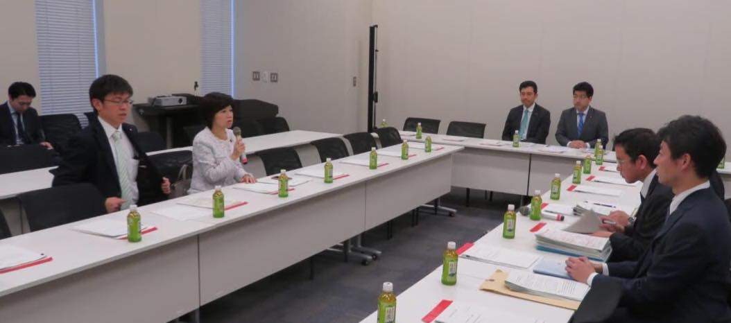外国人に対する日本語教育推進基本法案について新妻ひでき議員とともに説明