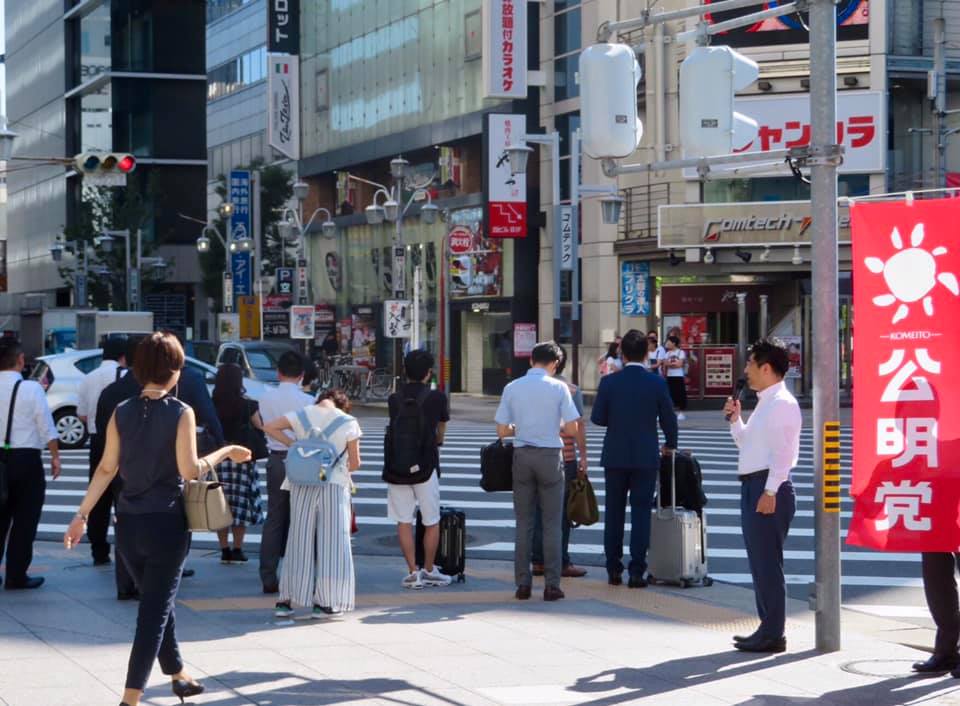 名古屋駅前で朝の通勤時の街頭演説