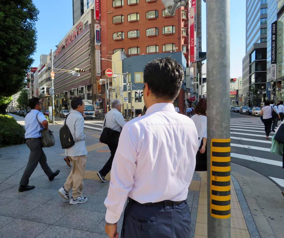名古屋駅前で朝の通勤時の街頭演説